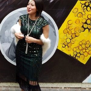 1920s flapper dress and accessories